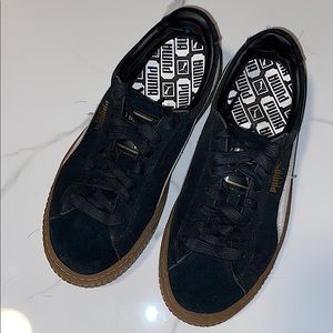BLACK SUADE PUMA SMASH SNEAKERS!